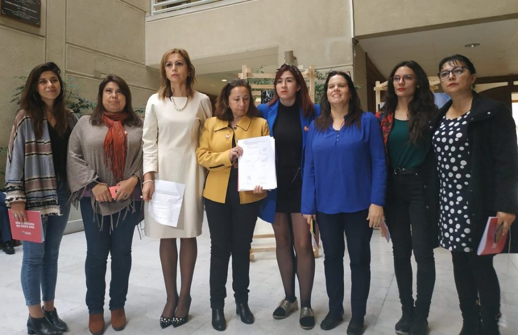«Lleva una hora cacareando»: Diputadas denunciaron a parlamentario de la UDI por «violencia política de género»
