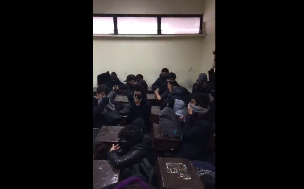 VIDEOS| Carabineros irrumpe con armas y bombas lacrimógenas en el Instituto Nacional: Incluso ingresaron a las salas