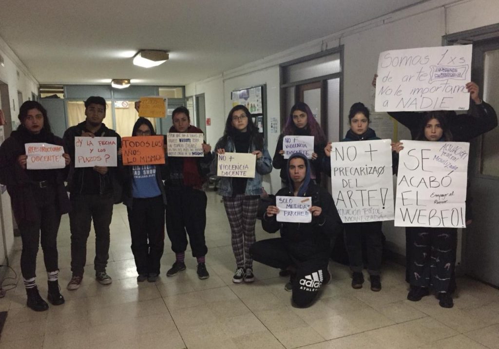 Luz, cámara, precarización: El urgente reclamo de los estudiantes de Teatro de la U. de Chile