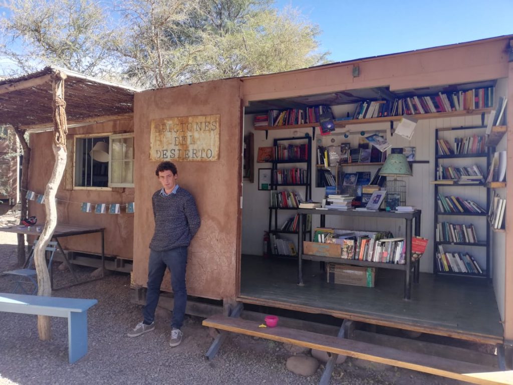 El acto poético de vender libros en medio del desierto