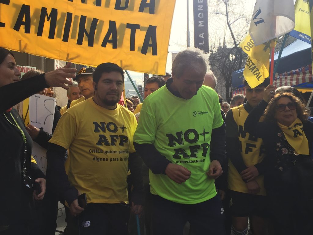 Coordinadora No + AFP inicia maratónica corrida alrededor de La Moneda demandando pensiones dignas