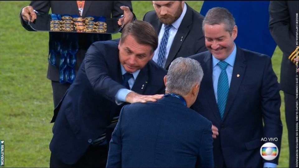 El domingo que Bolsonaro no esperaba: lo pifió el Maracaná y Tite le hizo “la gran Bielsa”