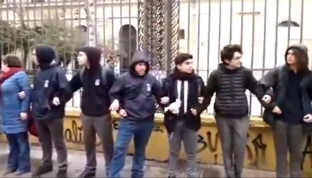 Estudiantes y apoderados del IN realizan «cadena humana» alrededor del establecimiento en defensa de la educación pública