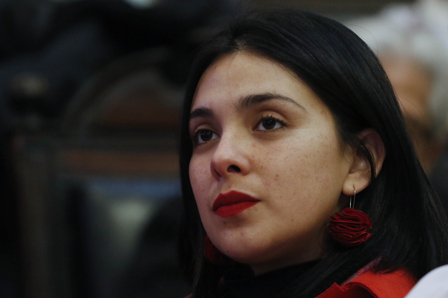 Diputada Cariola llama a adelantar elecciones: «Sebastián Piñera ya no tiene legitimidad»