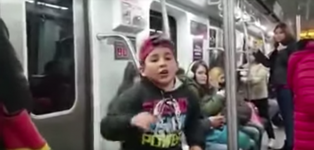 VIDEO| «Macri, pedazo de gatuno»: El notable rap de dos niños argentinos en el Subte de Buenos Aires