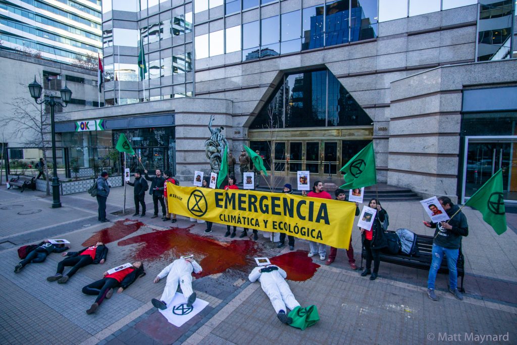 Activistas vierten sangre en embajada de Brasil, en apoyo a mujeres indígenas de la Amazonía