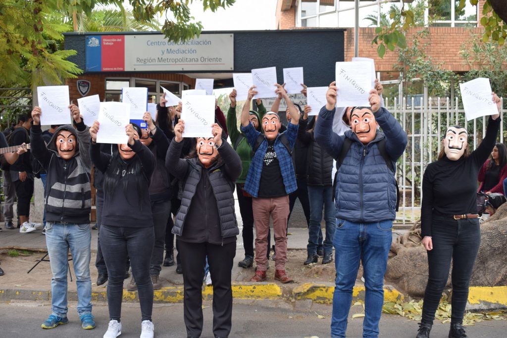 Con máscaras de “La Casa de Papel” trabajadores del retail protestaron tras más de 500 despidos