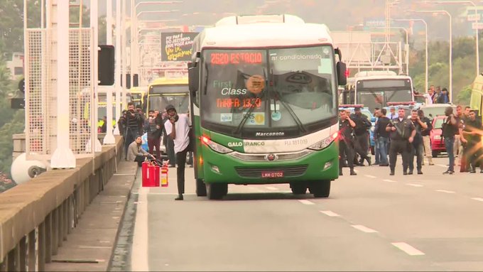 Hombre que tenía a 31 rehenes en un autobús en Brasil es abatido por la policía