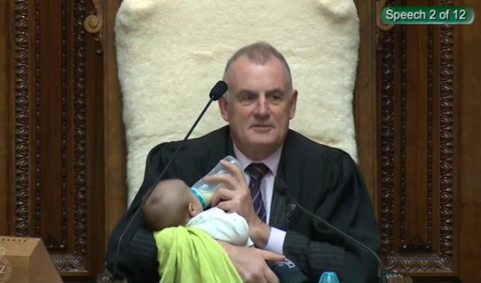 Presidente del parlamento de Nueva Zelanda cuida al bebé de un diputado en medio de una sesión