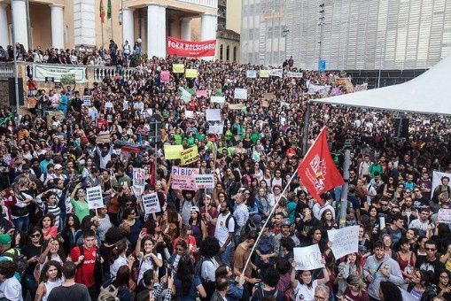 Brasil vive tercera jornada de protestas por la educación y repudian política social de Bolsonaro
