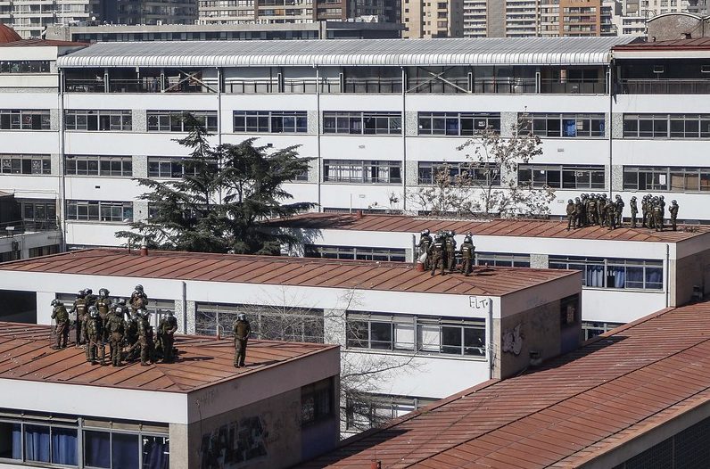 Por segundo día consecutivo, Fuerzas Especiales de Carabineros hacen guardia desde el techo del IN