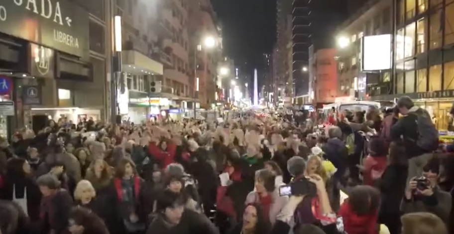 VIDEO| «Macri ya fue, si vos querés Larreta también»: El flashmob argentino de militantes antimacristas