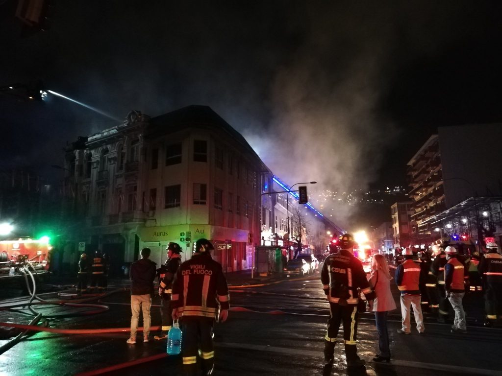 Gran incendio en Valparaíso deja 20 damnificados y 23 locales afectados