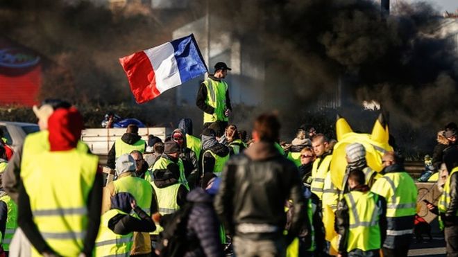 «Chalecos amarillos»: Nuevas protestas en París dejan más de 150 detenidos