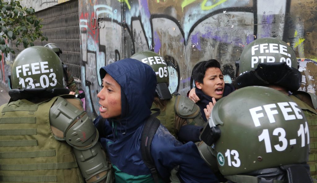 FOTOS| Carabineros ingresó al Instituto Nacional y nuevamente hay enfrentamientos con estudiantes