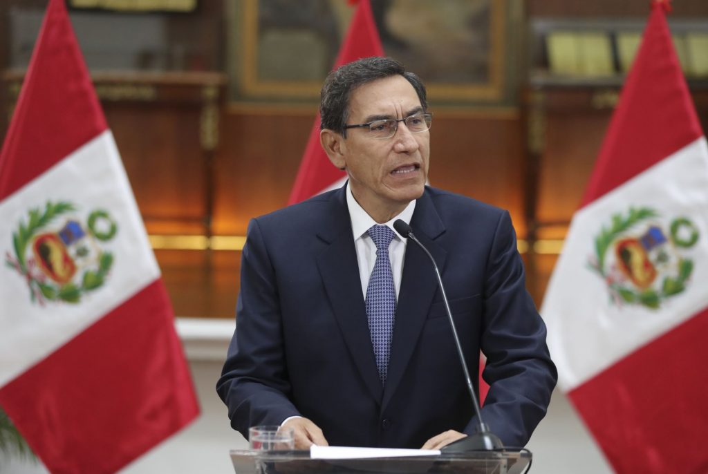 Martín Vizcarra disuelve el Congreso peruano