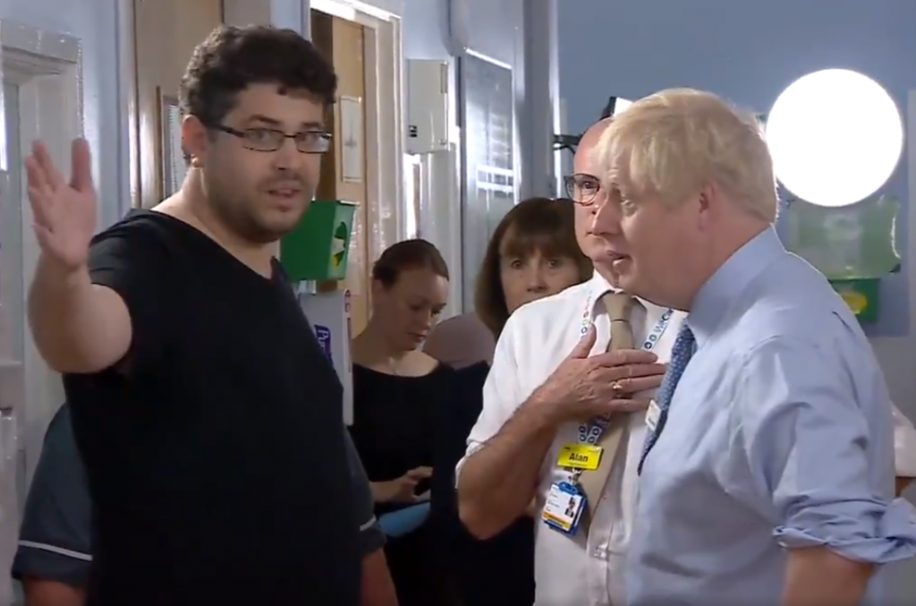 VIDEO| Boris Johnson es encarado y atrapado en una mentira flagrante en hospital británico