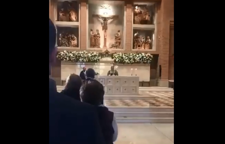 VIDEO| Cantan himno nacional con estrofa incluida en dictadura en iglesia de Vitacura
