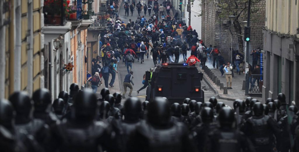Ecuador declara «estado de excepción» tras violentas protestas por alza en combustibles
