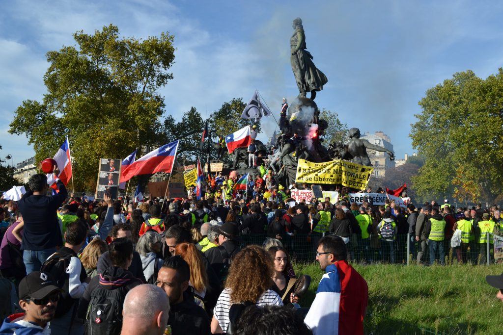 FOTOS| La marcha de los chalecos amarillos franceses en apoyo a las manifestaciones en Chile