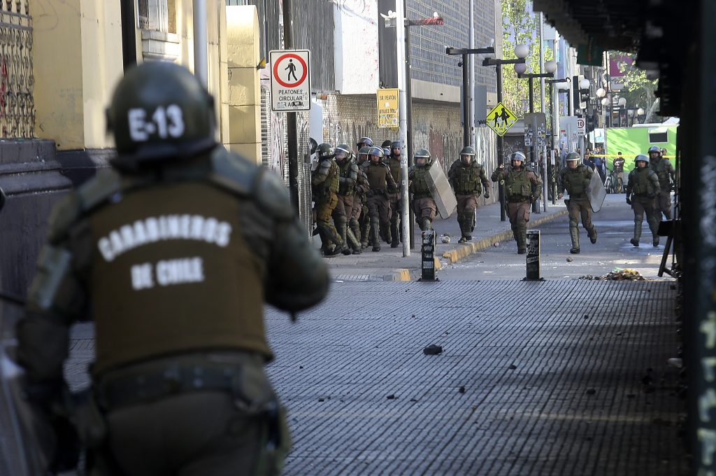 Violencia en el Instituto Nacional: Denuncian «asedio policial» constante en el establecimiento