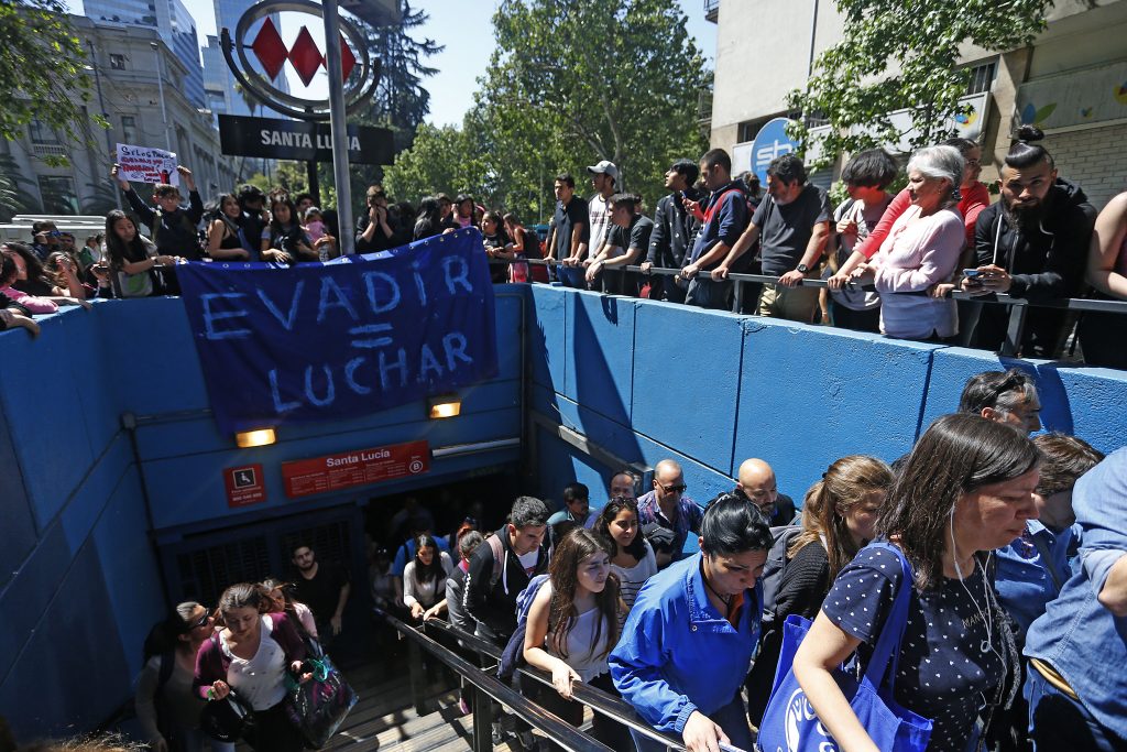 PC respalda protesta por el alza de pasaje en el Metro de Santiago