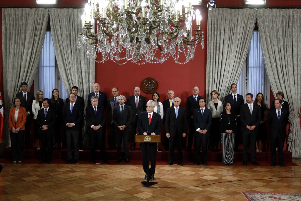 Piñera rejuvenece su gabinete pero blinda a Espina en Defensa pese a violaciones a los DD.HH.
