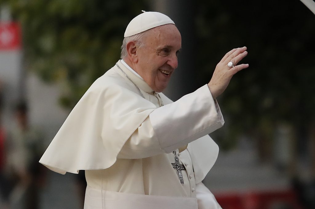 Papa suspende a cinco funcionarios por corrupción