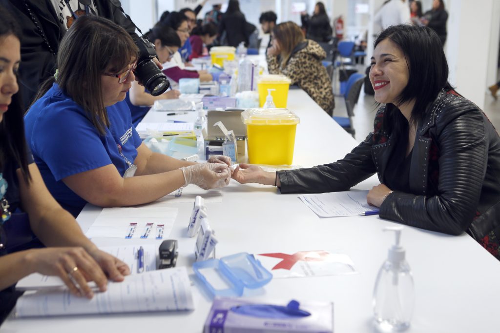 U. de Chile anuncia prueba conocimiento sobre VIH a sus estudiantes y el inicio de la realización del autotest