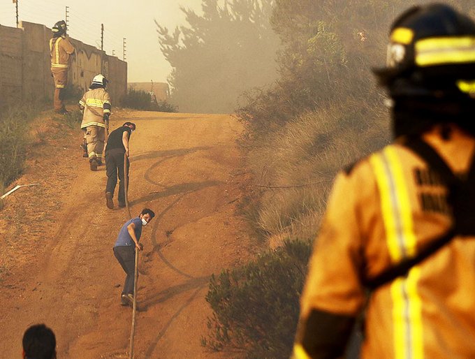 Revisa los registros del primer gran incendio forestal de la temporada en Valparaíso