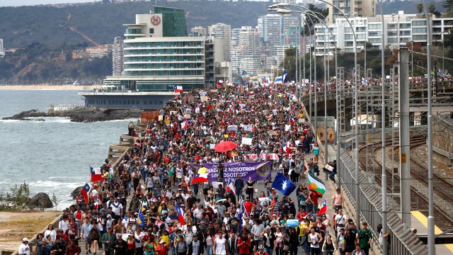Multitudinaria marcha que une Viña y Valparaíso se dirige al Congreso