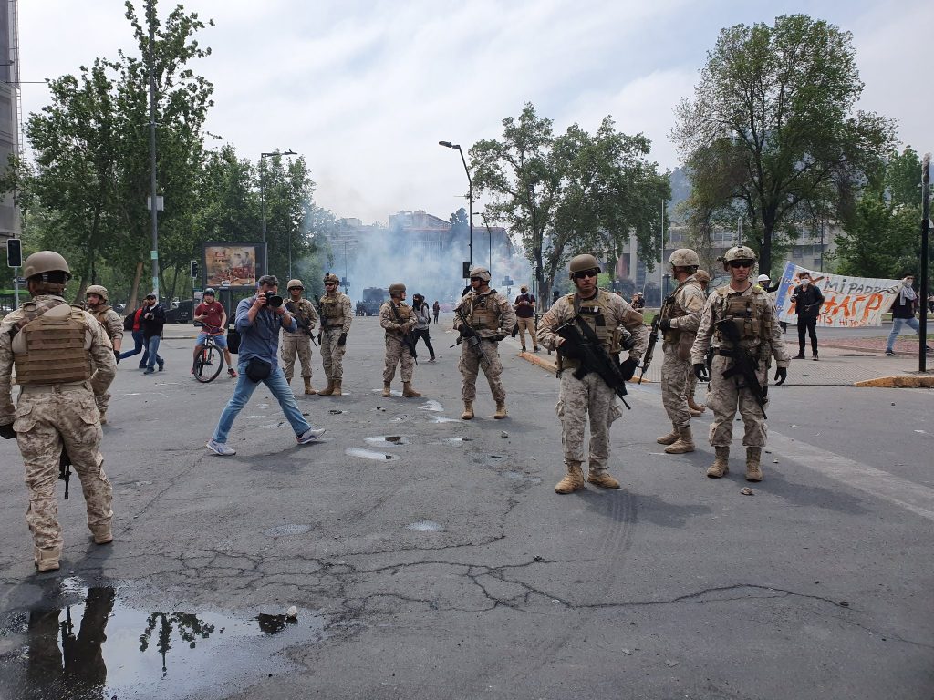 Militares armados rodean Plaza Italia y tensionan ola de protestas que sacude a Santiago