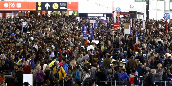 Aeropuerto internacional de Santiago colapsa por vuelos cancelados y retrasados