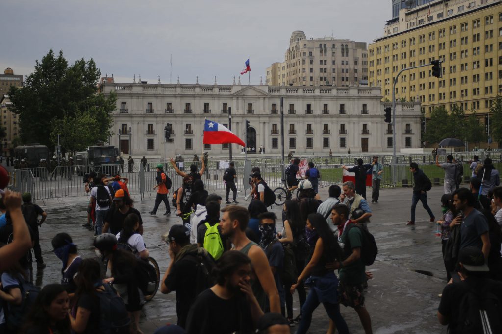 Decretan nuevo toque de queda en Santiago en medio de masivas protestas en varios puntos de la capital