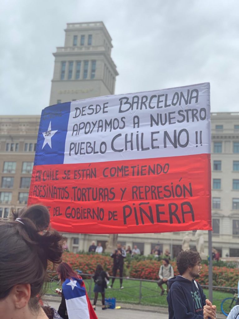 Chilenos en Barcelona se manifiestan en contra la represión del gobierno de Sebastián Piñera