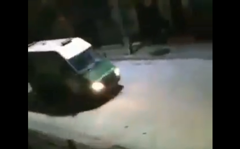 Impactante registro muestra cómo cae una persona desde carro policial en movimiento en San Pedro de la Paz