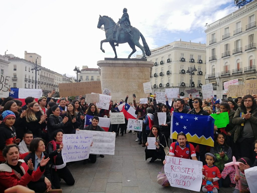 Ciudadanos residentes en España protestan en apoyo al movimiento ciudadano en Chile