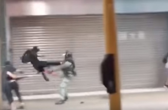 De película: La espectacular «patada voladora» de un manifestante a un policía en Hong Kong