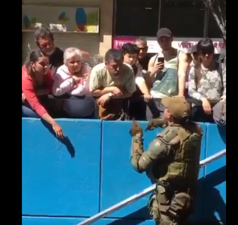 VIDEO| «Ustedes vienen de abajo, tienen que apoyar al pueblo»: Ciudadanos interpelan a Carabineros en manifestaciones