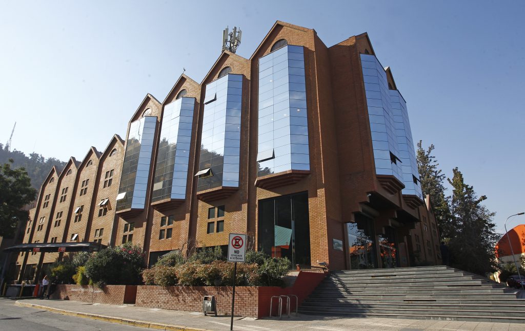 Corte de Santiago confirma multa contra Canal 13 por vincular a estudiantes del Liceo 1 con el FPMR