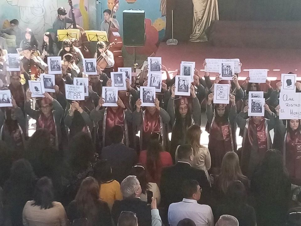Estudiantes de Coquimbo muestran fotos de los fallecidos en protestas durante su licenciatura