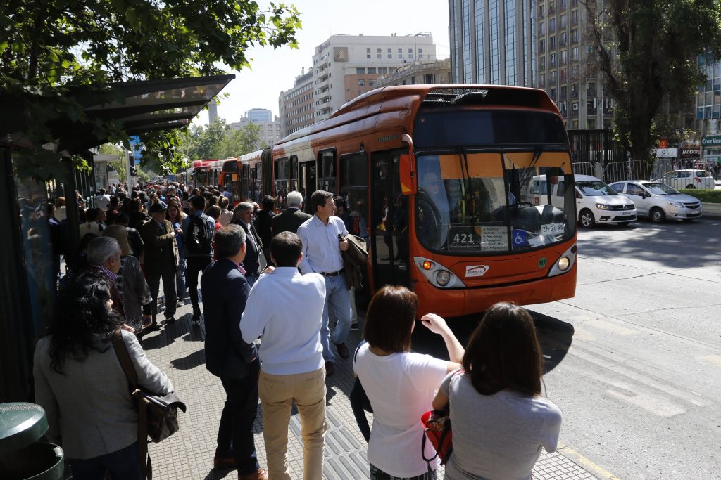 Ministerio de Transportes informa que buses de la Región Metropolitana dejarán de funcionar este viernes a las 20 horas
