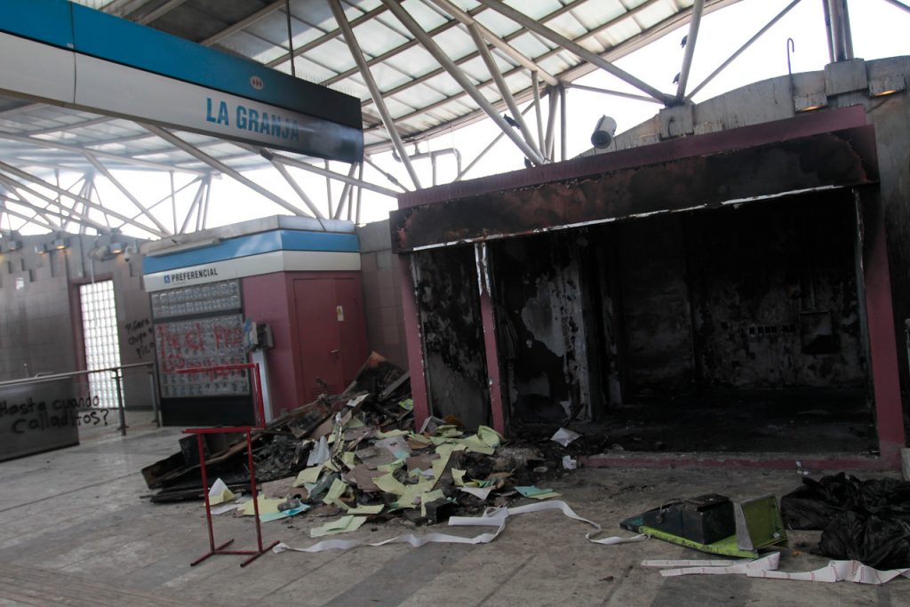 Formalizarán a dos personas acusadas de quemar las estaciones Pedrero y La Granja del Metro