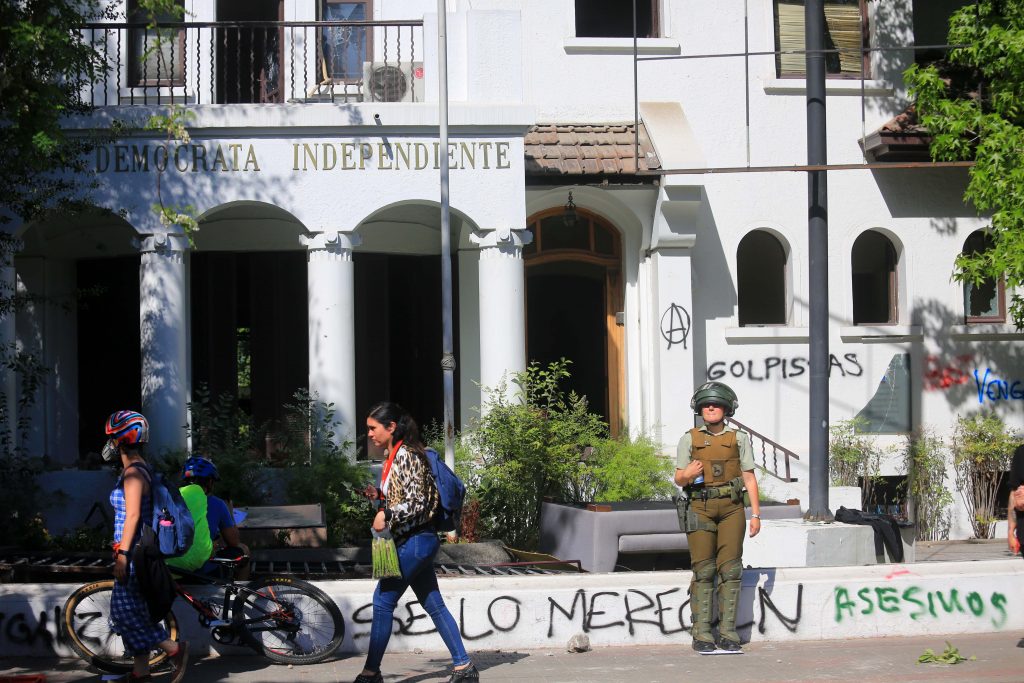 FOTOS + VIDEOS| Atacan la sede de la UDI en Providencia