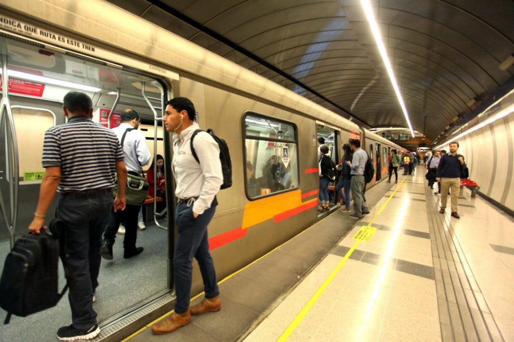 Trabajadores de Metro denuncian que empresa quiere recortar sus beneficios para cubrir reconstrucción