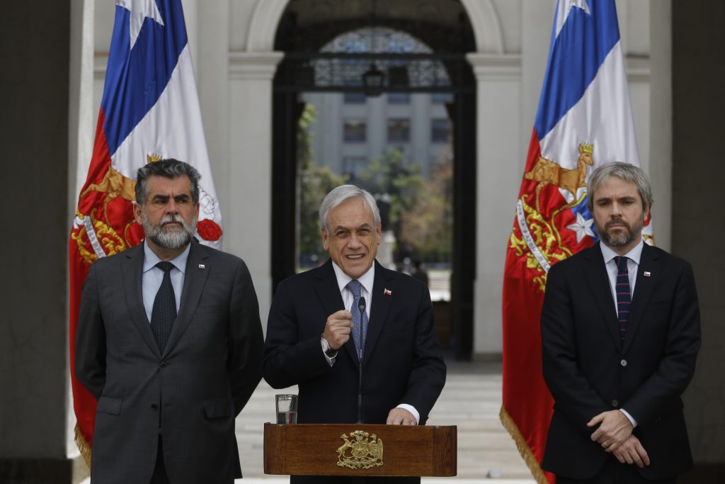 Piñera pide aprobar ley antiencapuchados, antisaqueos, antibarricadas y la que permite que FF.AA. protejan infraestructura crítica