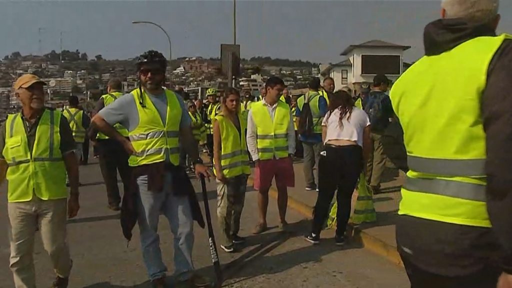 VIDEO| ‘Chalecos amarillos’ golpean a manifestante con un bate en presencia de Carabineros en Reñaca