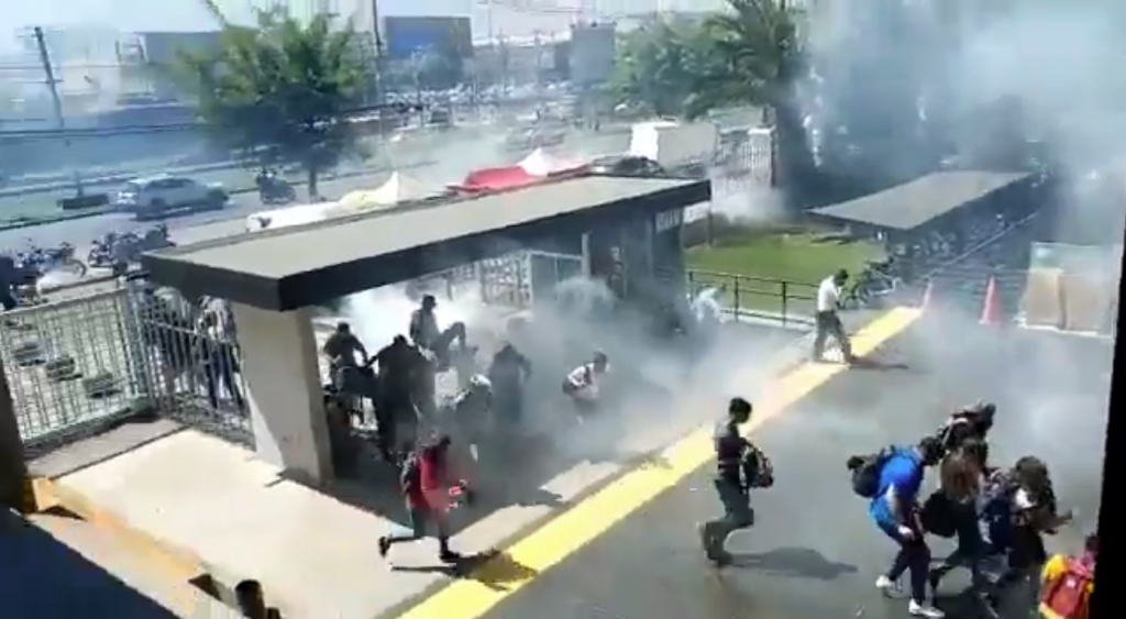 Carabineros lanza bombas lacrimógenas a la sede de Duoc en Puente Alto