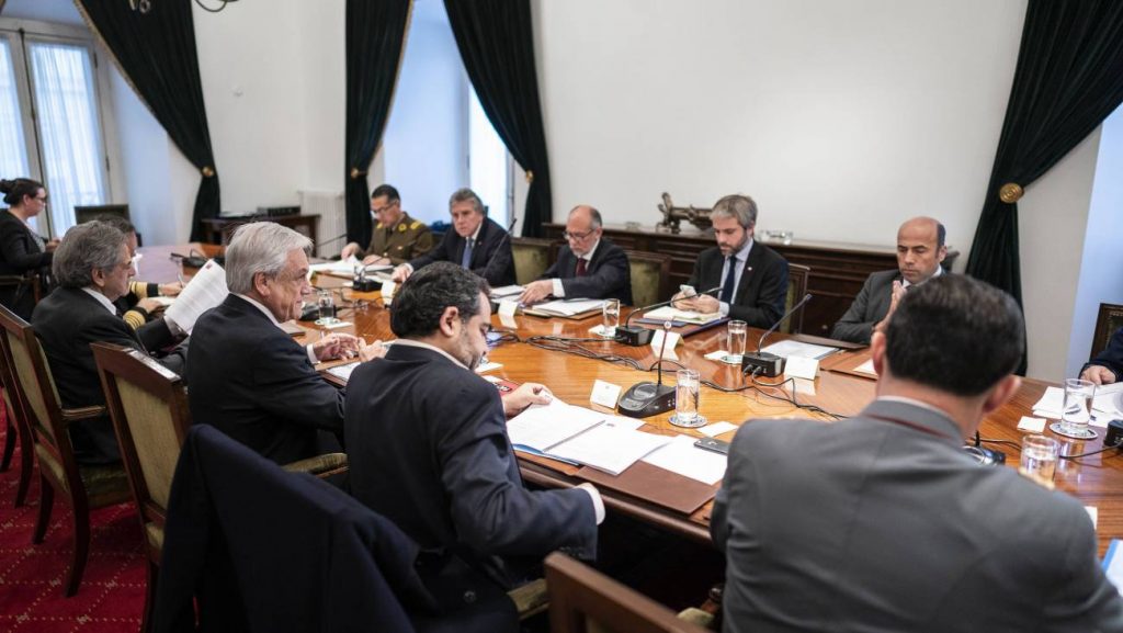 Contralor cuestionó la validez jurídica del Cosena en reunión convocada por Piñera
