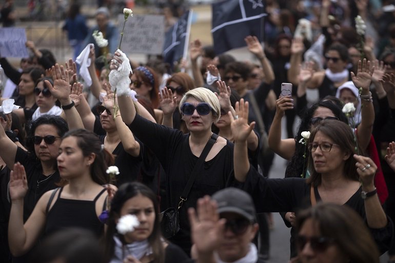 «La Marcha del Luto»: Mujeres marcharon en homenaje a los caídos frente a La Moneda